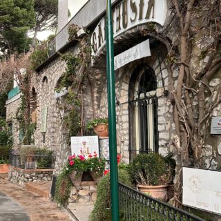 Dopo l'intervento: palo vintage con braccio decorativo e lanterna Capri L300 accesa