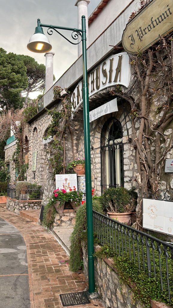 Dopo l'intervento: palo vintage con braccio decorativo e lanterna Capri L300 accesa