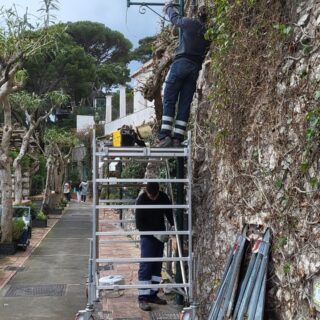 Durante i lavori: montaggio del braccio decorativo sul palo vintage a Capri