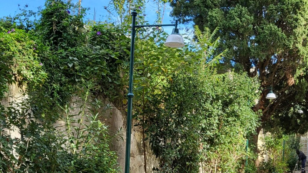 Illuminazione pubblica a Capri: pali vintage con braccio decorativo e lanterne Capri L300 lungo un percorso pedonale