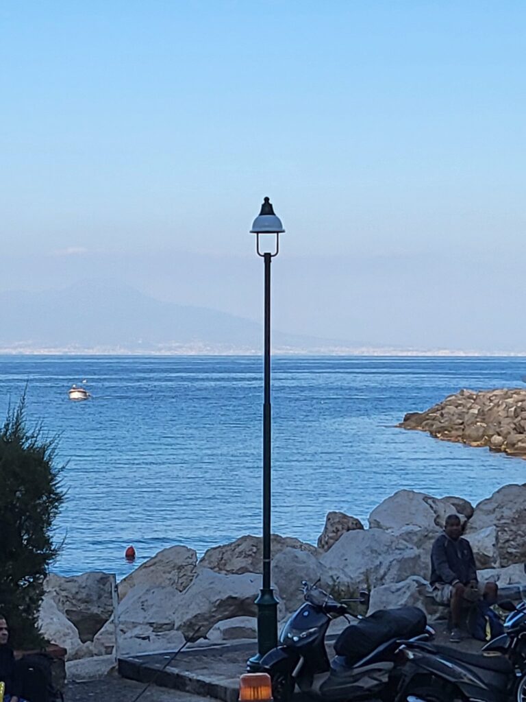 Palo vintage in acciaio e ghisa con lanterna Capri L300 affacciato sul Golfo di Napoli, Capri