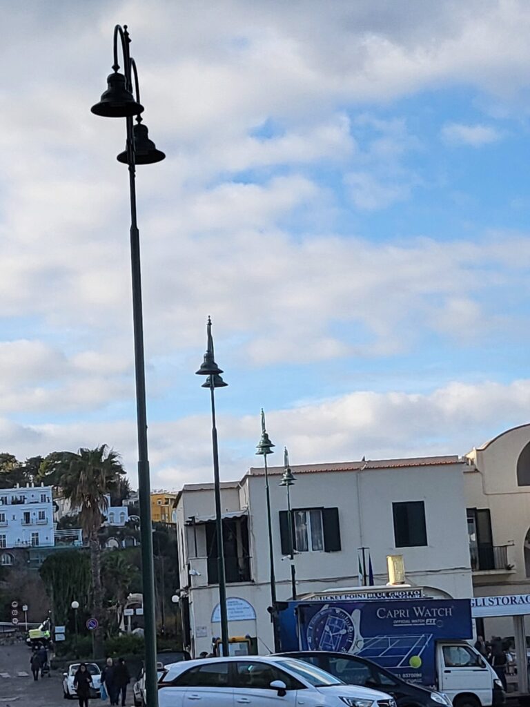 Pali di illuminazione pubblica a Marina Grande, Capri