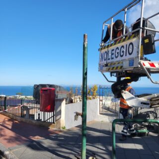Prima dell'intervento: vecchio sostegno di illuminazione pubblica a Capri durante lo smontaggio