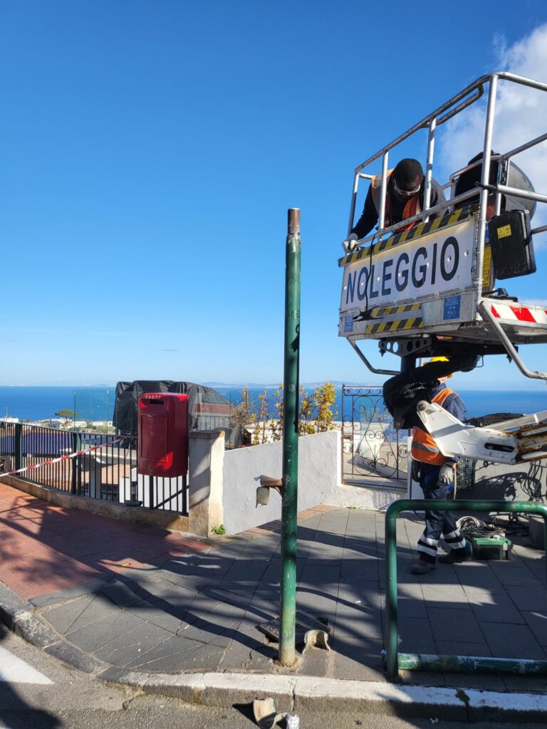 Prima dell'intervento: vecchio sostegno di illuminazione pubblica a Capri durante lo smontaggio